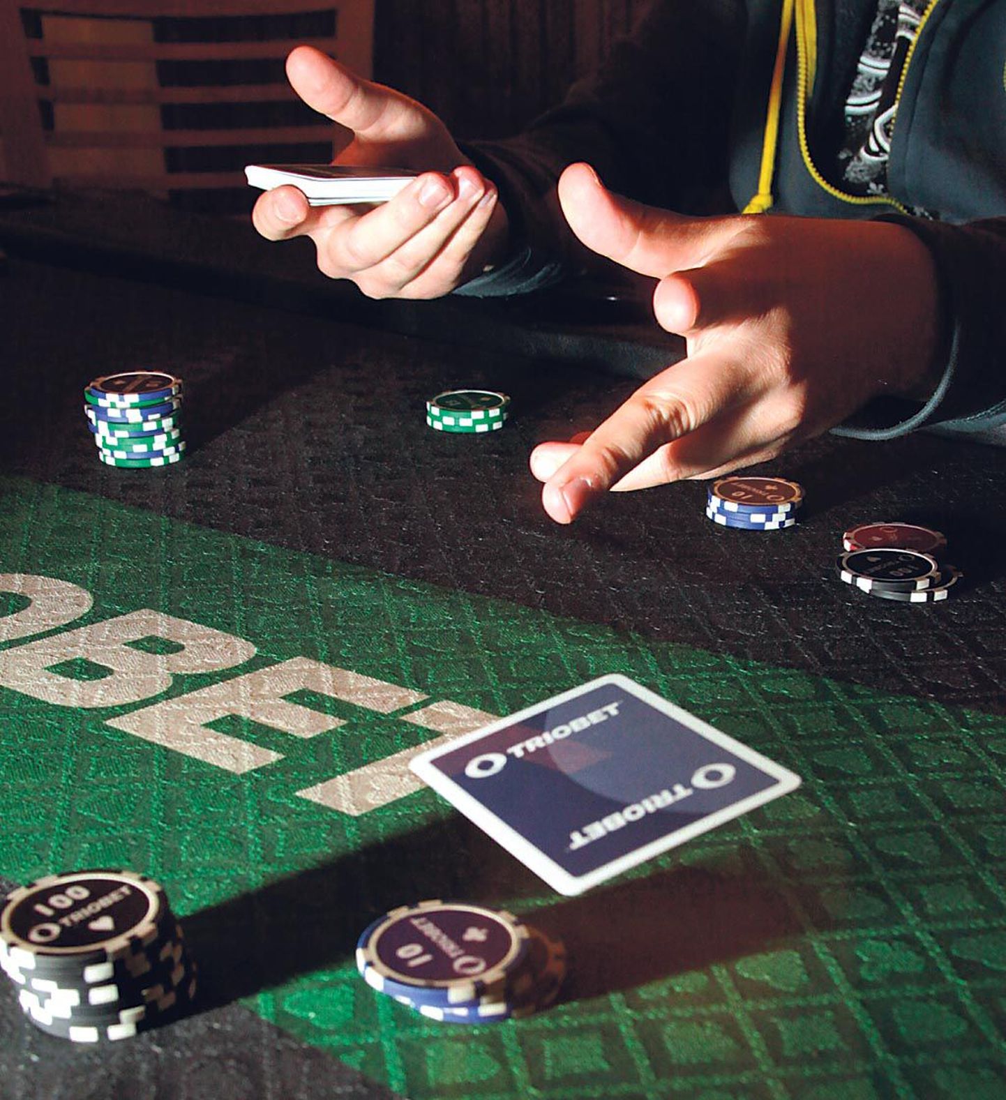 Pokkeri alguses teevad kaks mängijat sundpanused, misjärel jagatakse igale lauas istujale kaks kaarti.