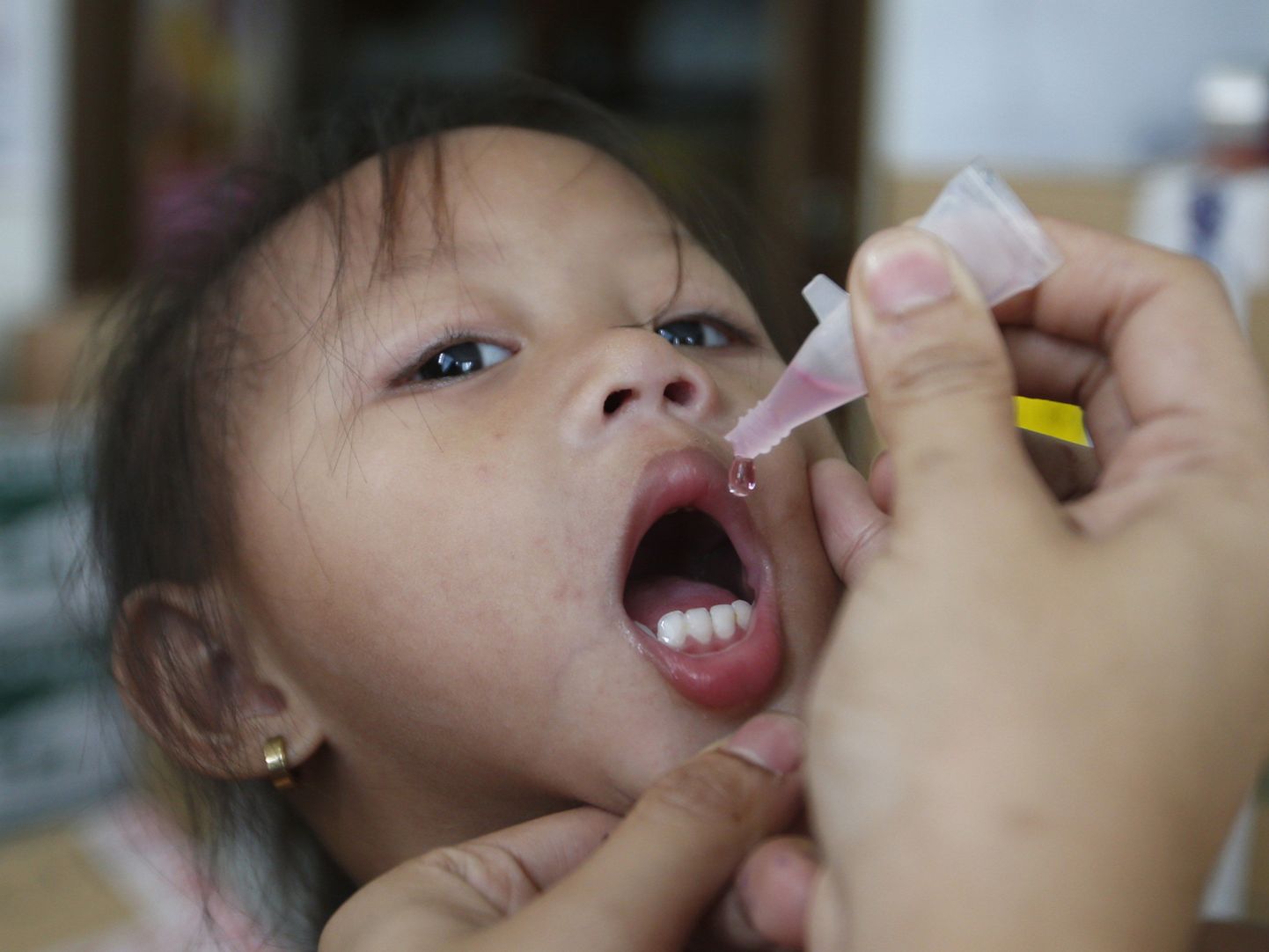 Filipiini tüdrukule vaktsiini andmine.