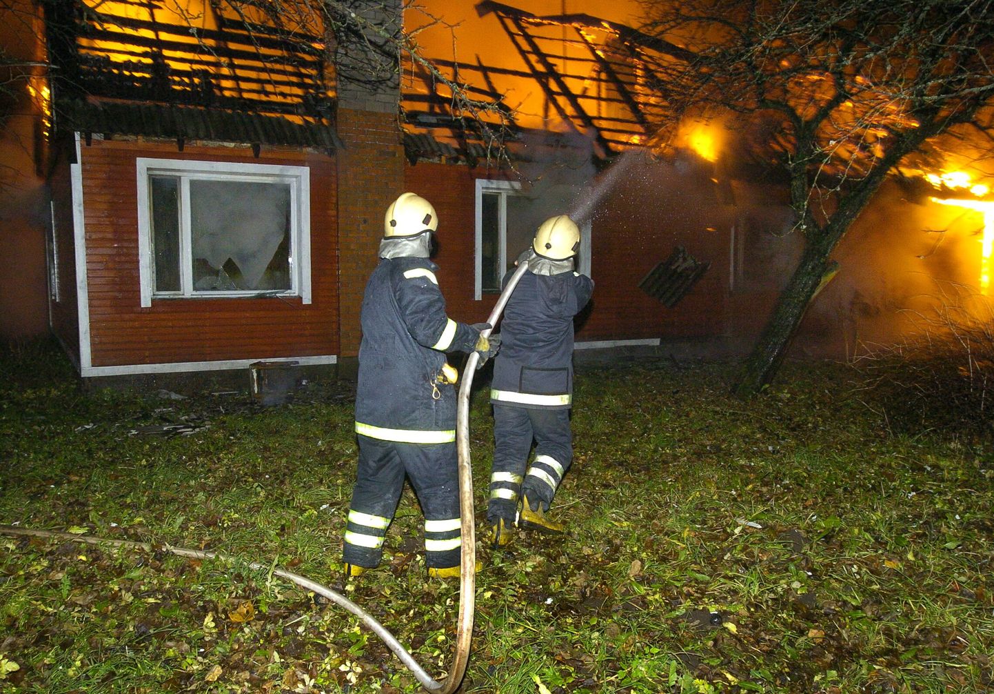 Pildil võitlevad Pärnumaa tuletõrjujad kahjutulega Paikuse vallas seljametsa külas.