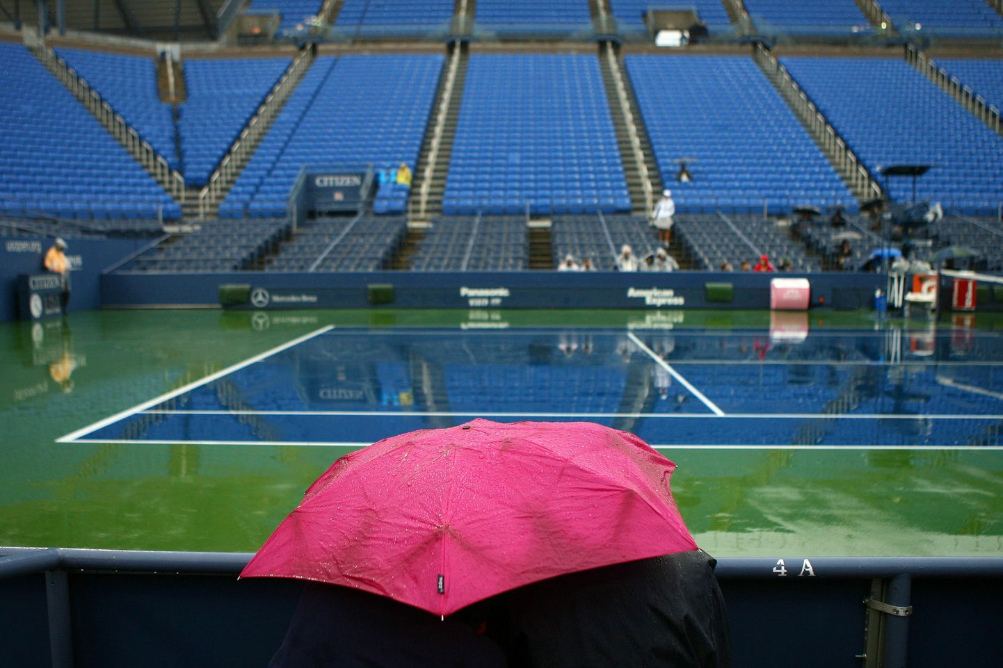 Lakkamatu vihma tõttu olid korraldajad sunnitud eile toimuma pidanud meeste üksikmängu finaali tänasesse lükkama.