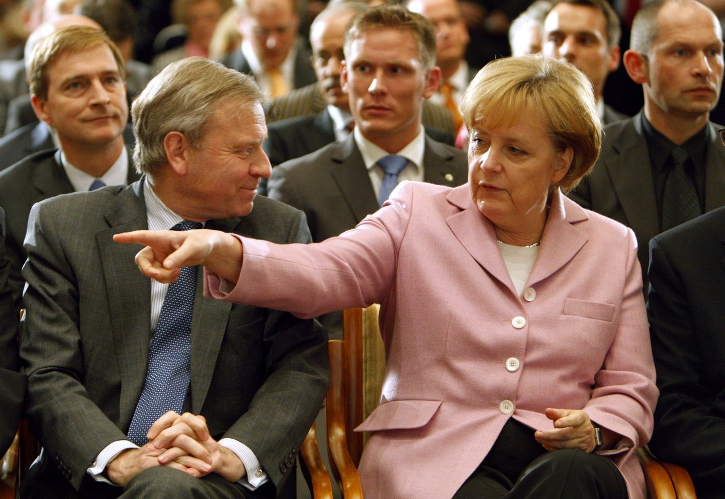 Angela Merkel koos NATO peasekretäri Jaap de Hoop Schefferiga eile Berliinis.