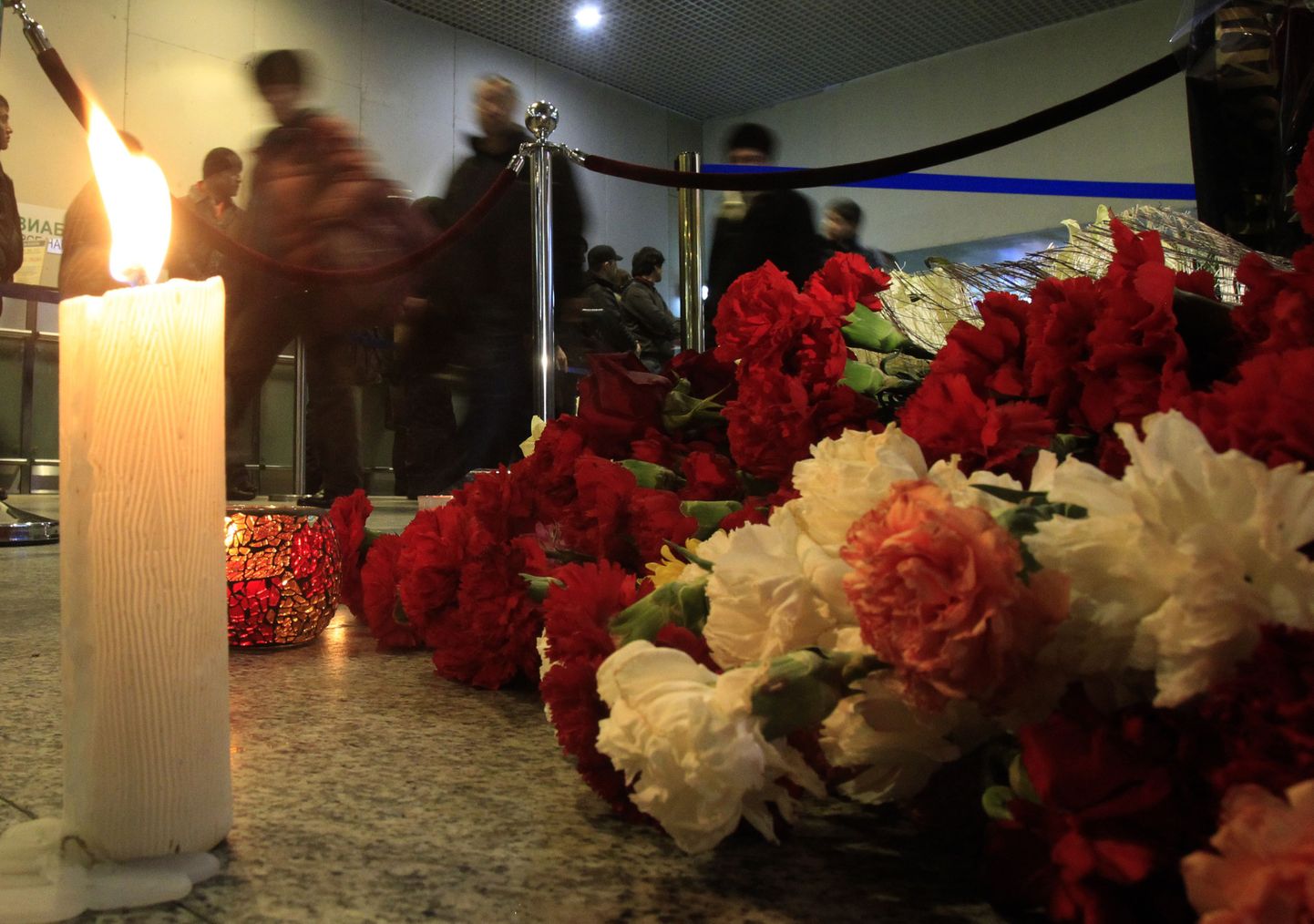 Цветы и свечи в терминале "Домодедово".