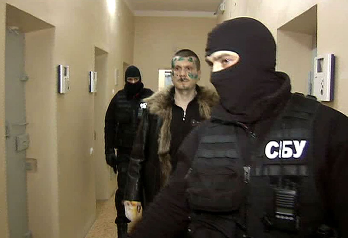 Adam Osmajev (keskel) koos Ukraina julgeolekuteenistuse agentidega.