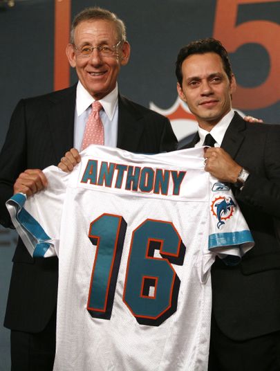 Stephen Ross (vasakul) omab NFLi klubi Miami Dolphins. FOTO: Scanpix