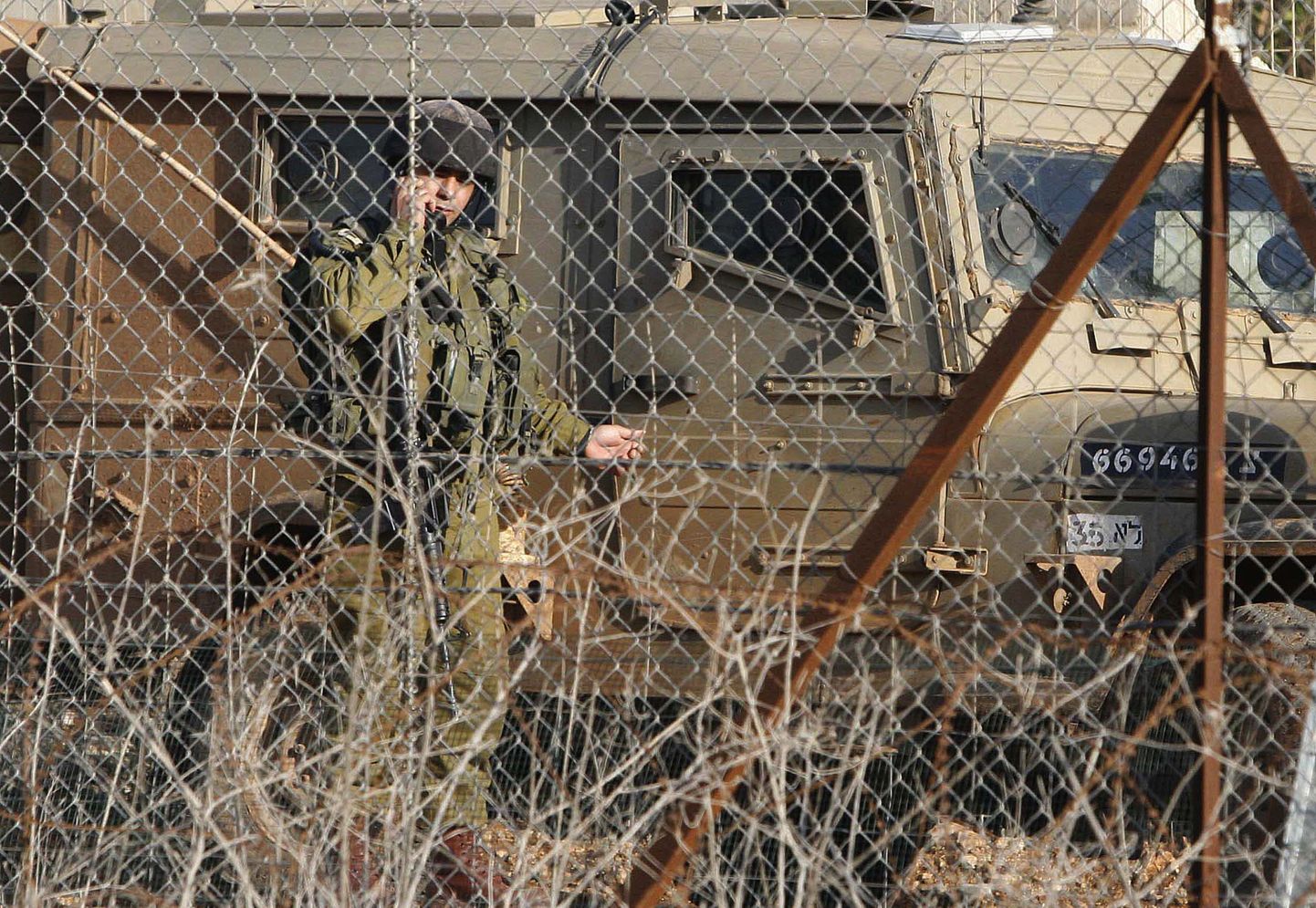 Iisraeli sõdur oma kodumaa ja Liibanoni piiril.