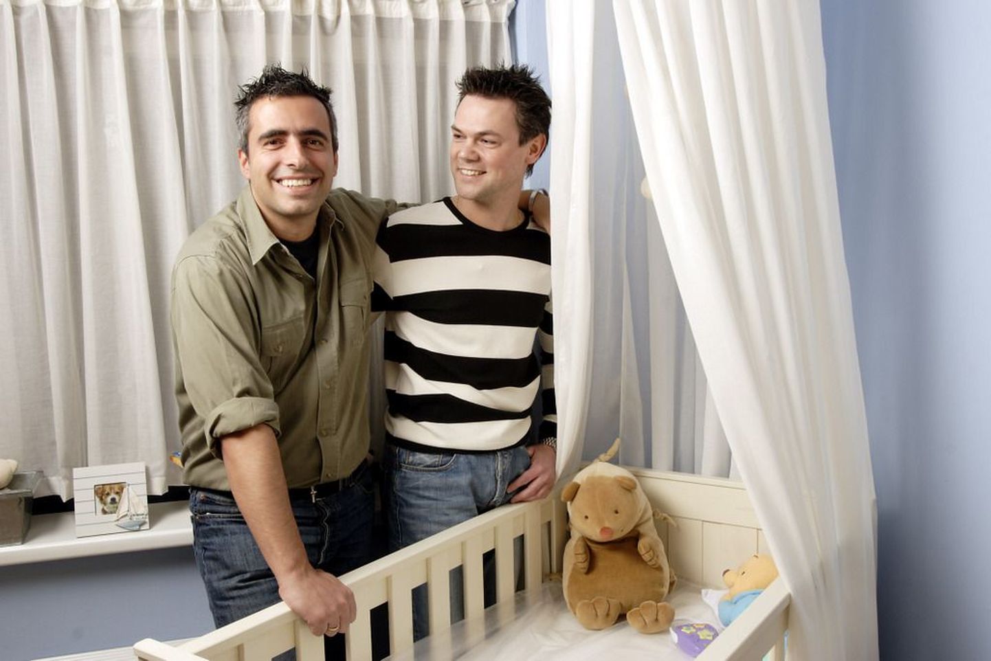 Pildil on Hollandi homopaar, kes ootab oma perre Ameerikast adopteeritud last.