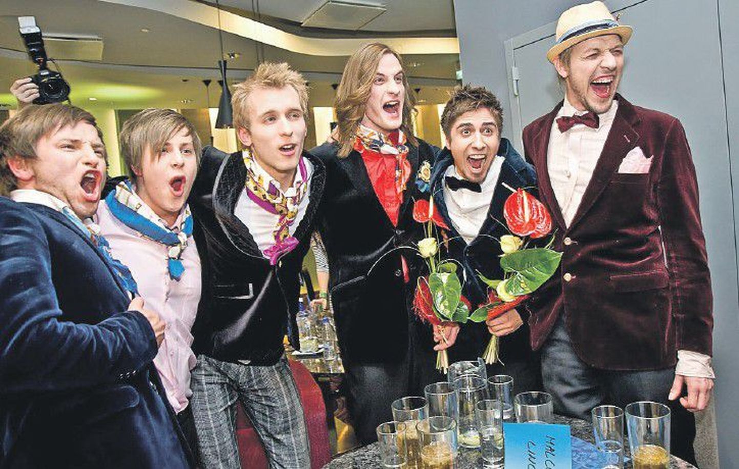 Эстонию на «Евровидении» в Осло будут представлять победители Eesti Laul (слева направо) Maдис Кубу, Mикк Педая, Робин Юхкенталь, Яанус Сааго, Андрей Оздоба и Кристьян Найт.