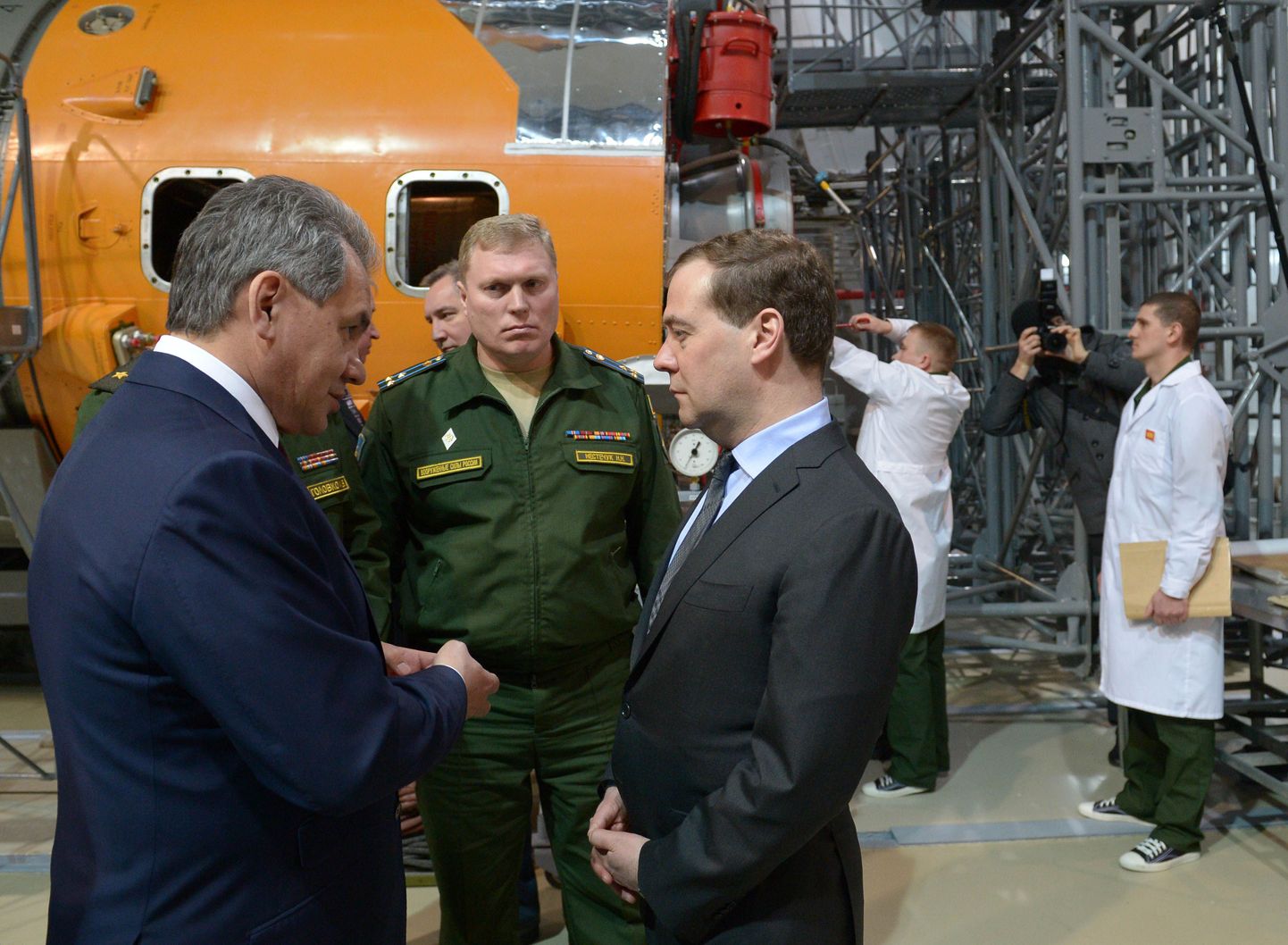 Vene kaitseminister Sergei Šoigu (vasakul) ja peaminister Dmitri Medvedev (paremal) Plesetski külastasid veebruaris Plesetski kosmodroomi.