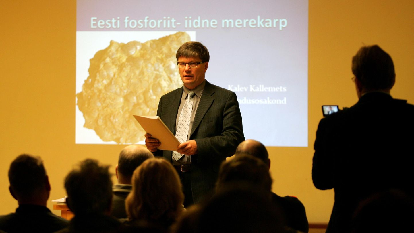 VKG kohtumine Rägavere valla rahvaga fosforiidiküsimustes, pildil vallavanem Mati Ulm