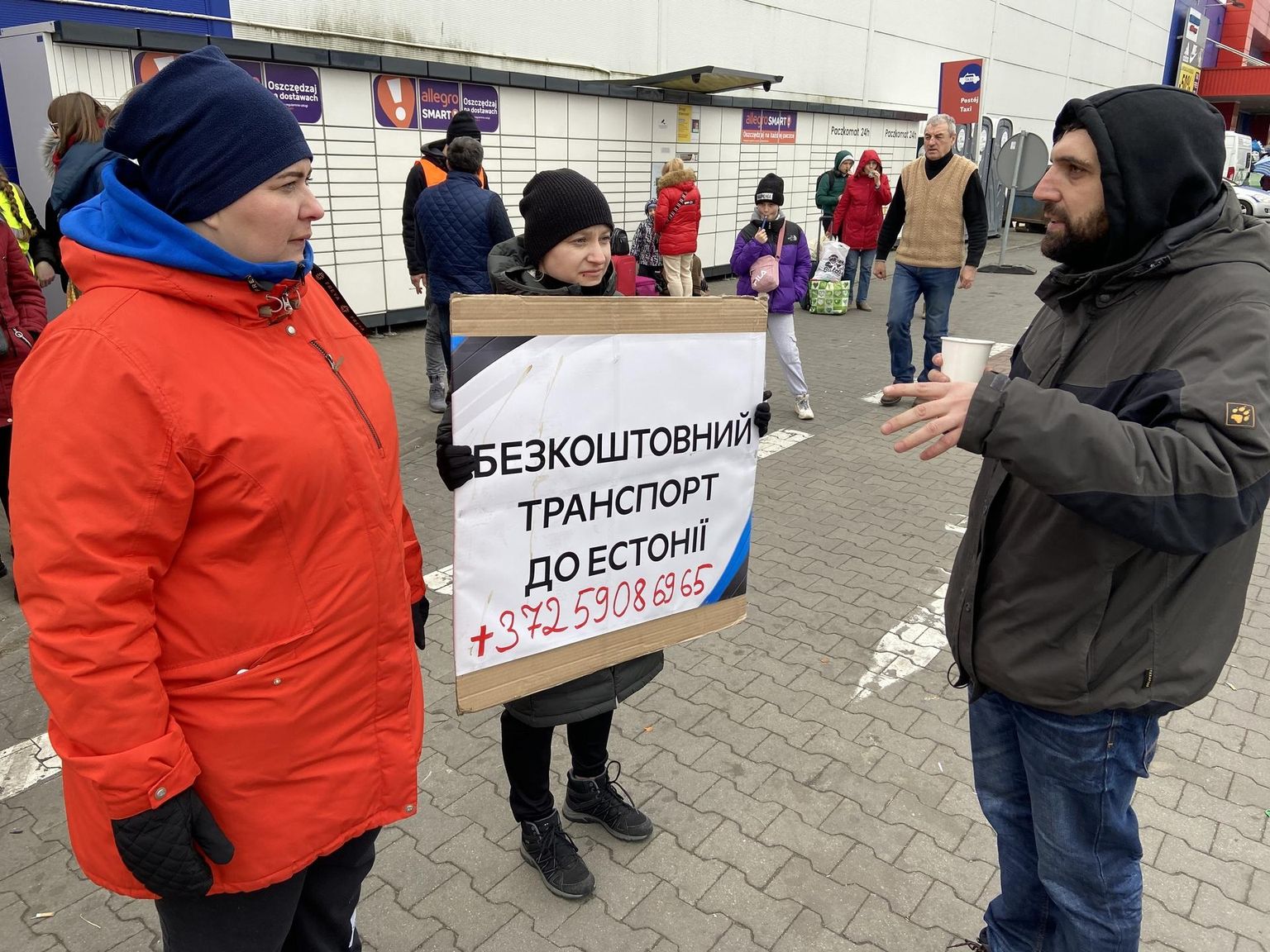 Et leida põgenikevoost Eestisse tulla soovivaid inimesi, pidid Kirsika Ilmjärv (vasakul), Tene Metsma ja teised järvalased inimeste seas agaralt selgitustööd tegema.