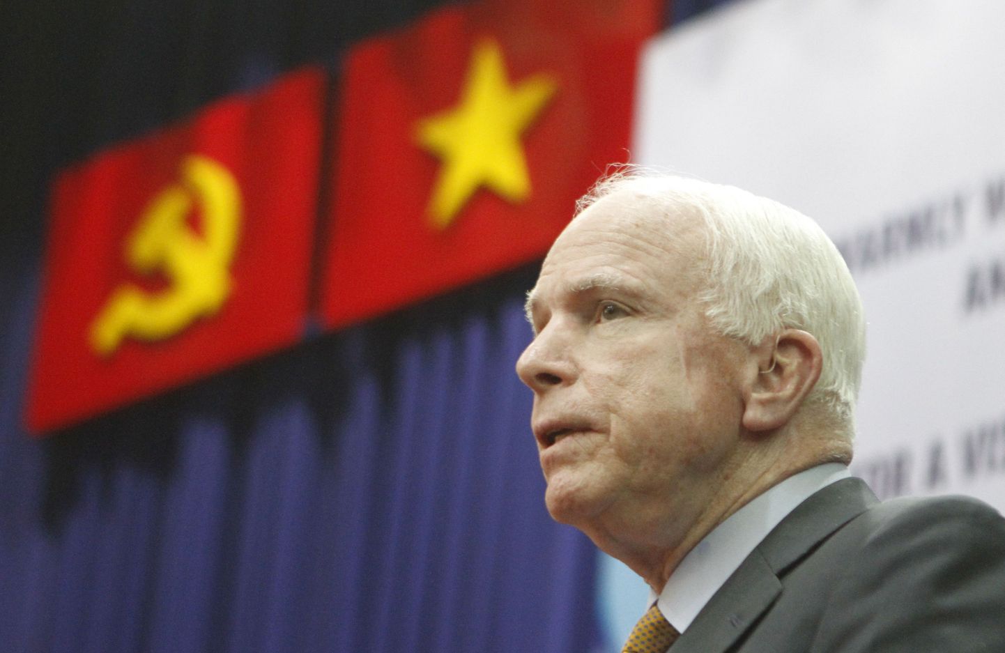 John McCain eile Vietnami pealinnas.