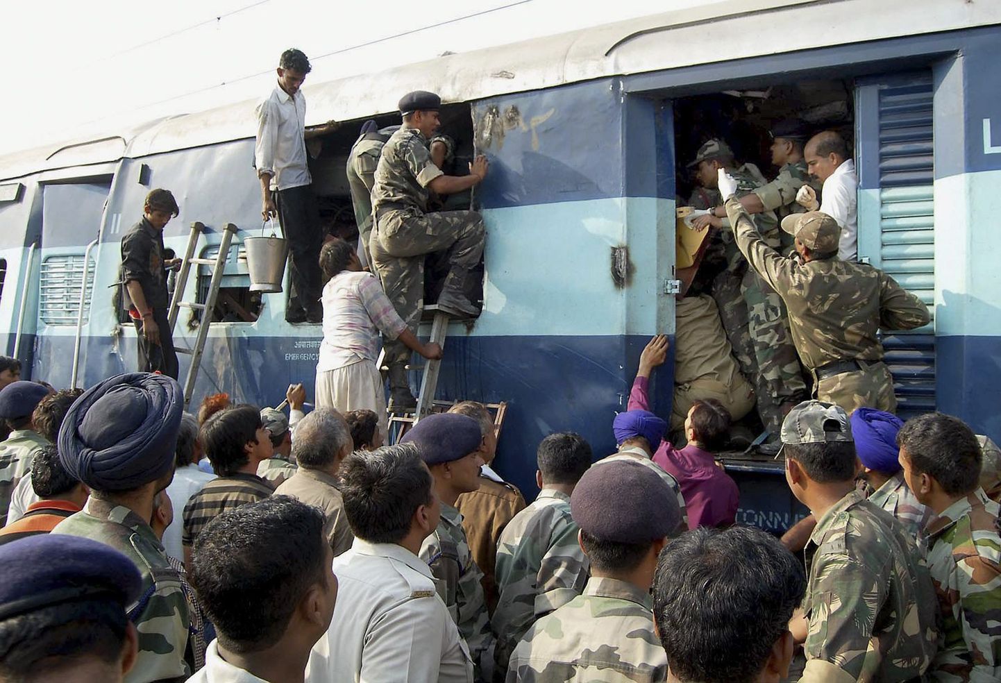 Indias sai rongiõnnetuses surma kuni 15 inimest.