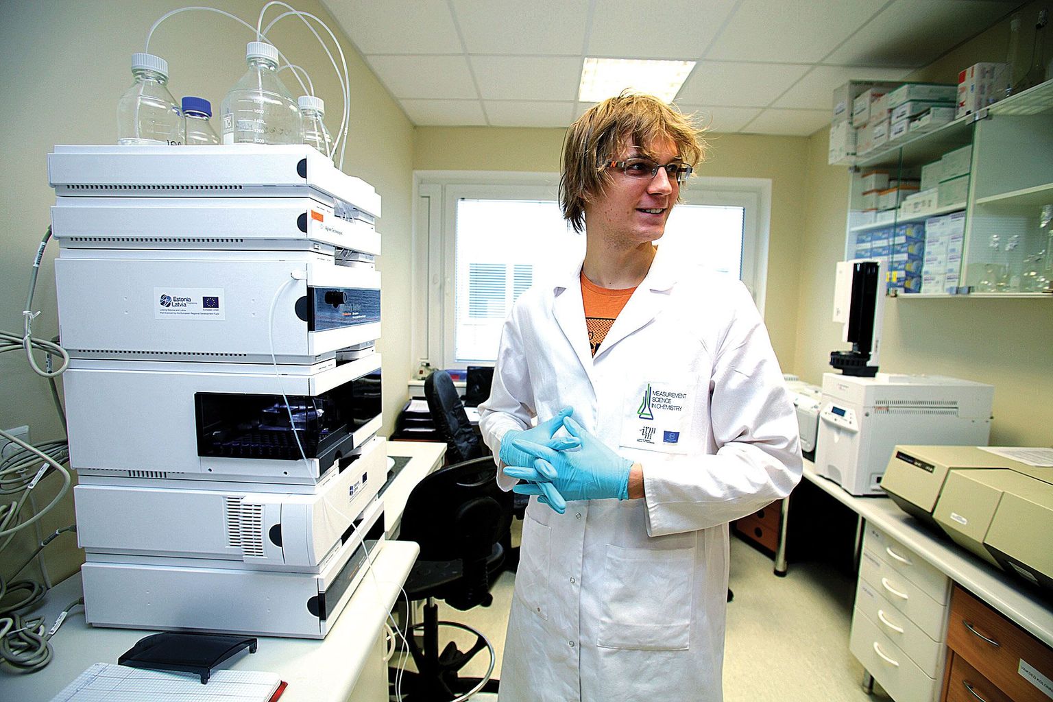 Oma põhilaboreid ei tohi TBD-Biodiscovery klientide konfidentsiaalsusele viidates näidata. Ühes abilaboris uurib analüütik Hanno Evard keemiliste ainete kvaliteeti ja koostist, kuid milliste ainetega parasjagu töö käib, jääb samuti saladuseks.