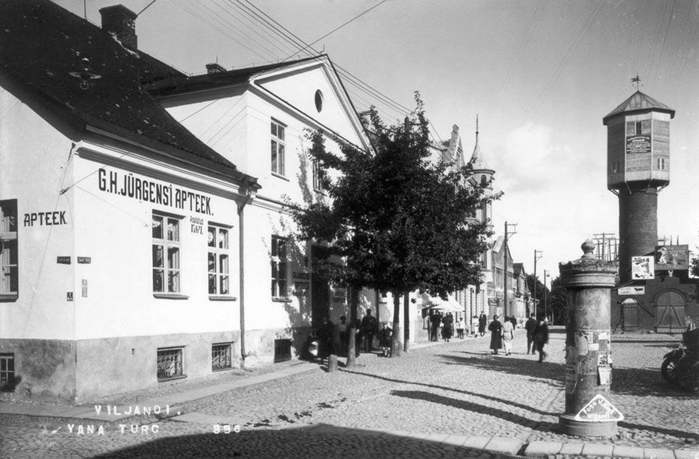 Viljandi vana turuplatsi nurgal kivimajas paiknenud apteek kuulus 1926. aastal proviisor Gottlieb Hermann Jürgensile.