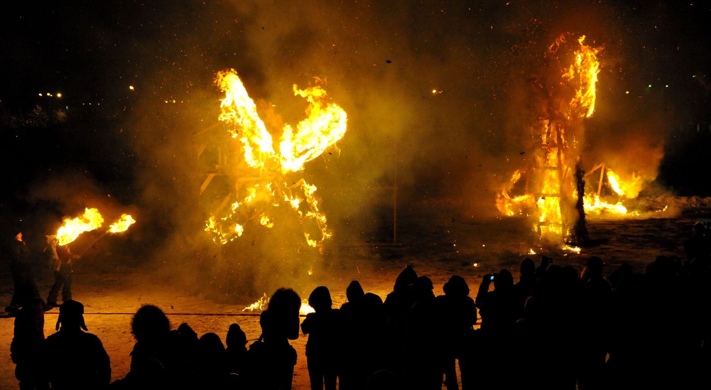 Valgusfestivali tuleskulptuurid Kalasadamas.