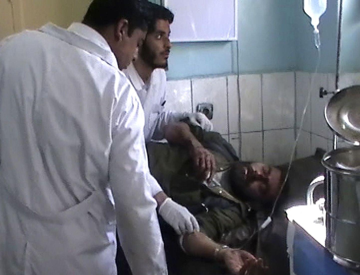 Arstid Afganistanis Farah' linnas tohterdamas tänases Talibani rünnakus viga saanud meest.