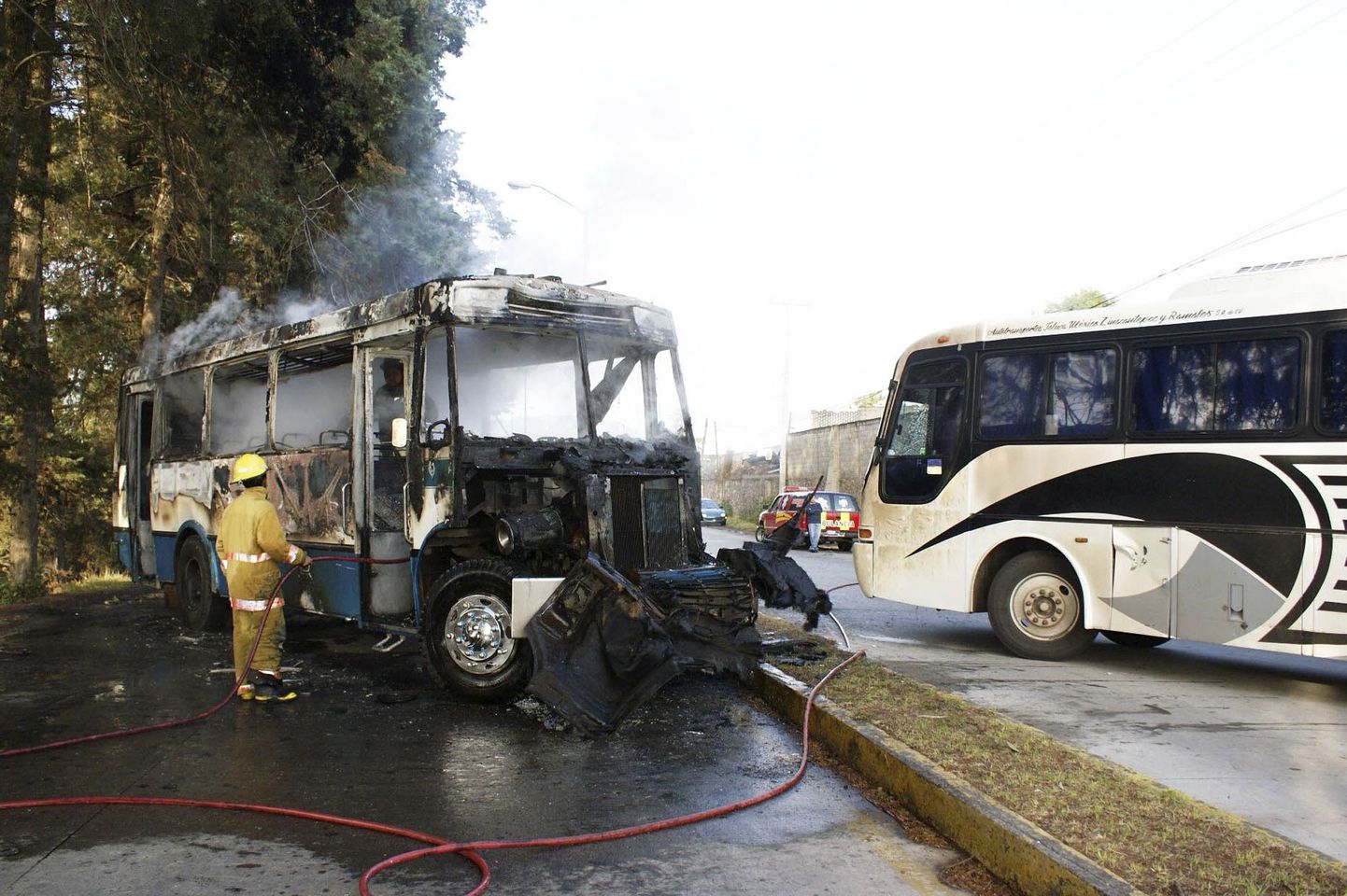 В штате Мичоакан вооруженные бандиты открыли вчера огонь по полицейскому конвою.
