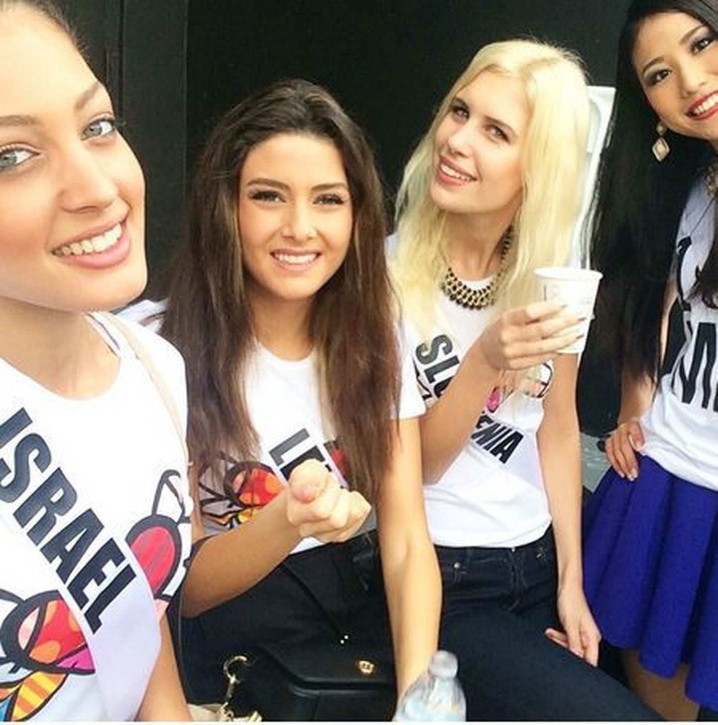 Selfie, millel on Iisraeli miss (vasakul), Liibanoni miss, Sloveenia miss ja Jaapani miss