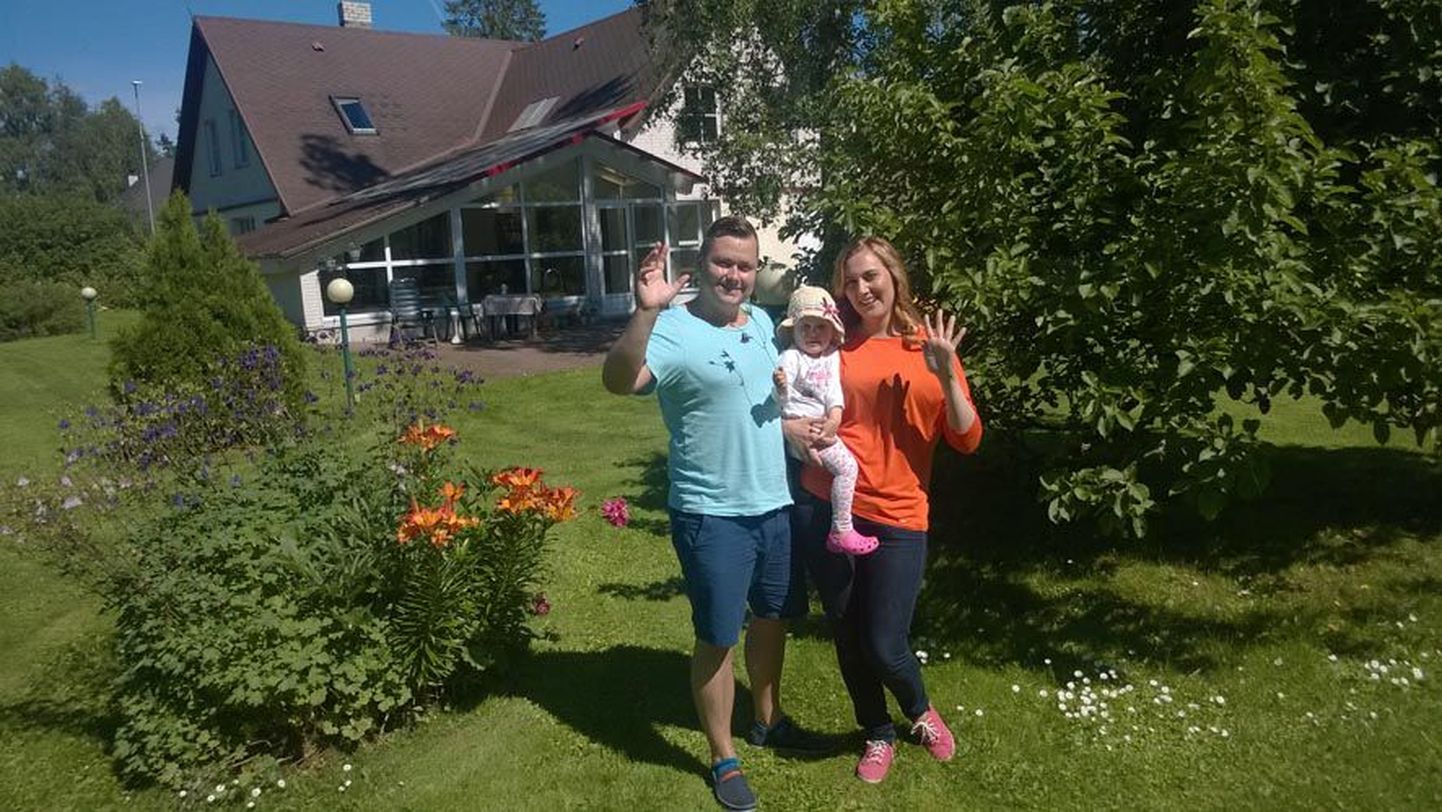 Kristjan Kõljalg oma abikaasa Kaireti ja pisitütar Karoliinega (2) Paides puhkust veetmas.