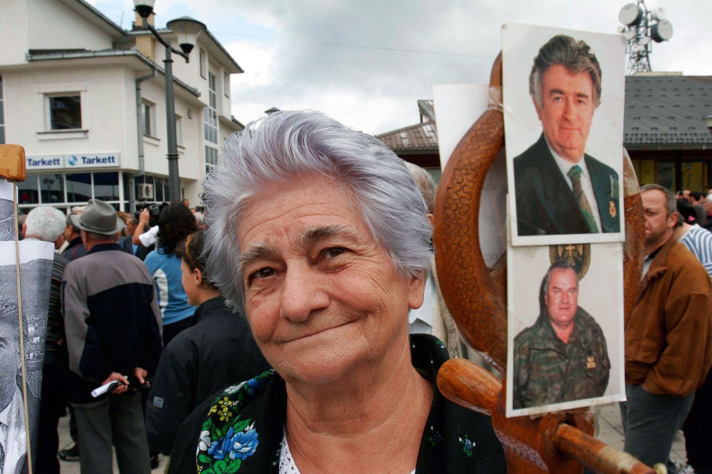 Serblanna kannab Radovan Karadzici ja  Ratko Mladici (alumine) pilte juulis Sarajevo lähedal toimunud demonstratsioonil.
