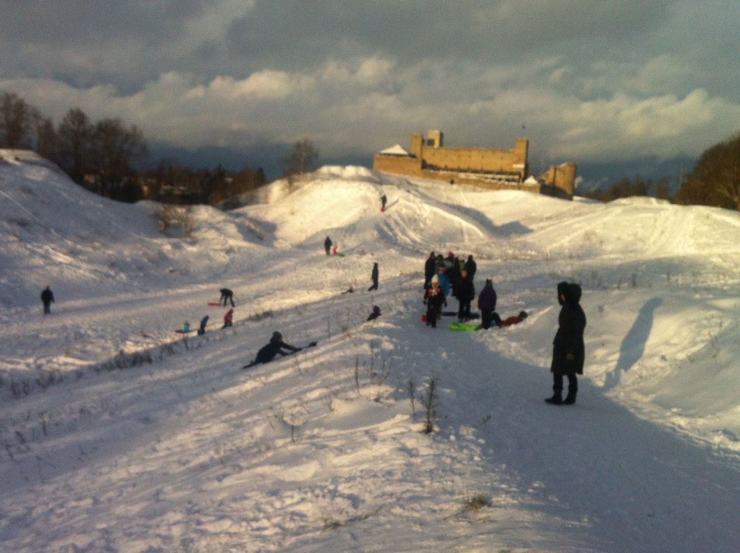 Talvemõnude nautijad Rakvere vallimäel.