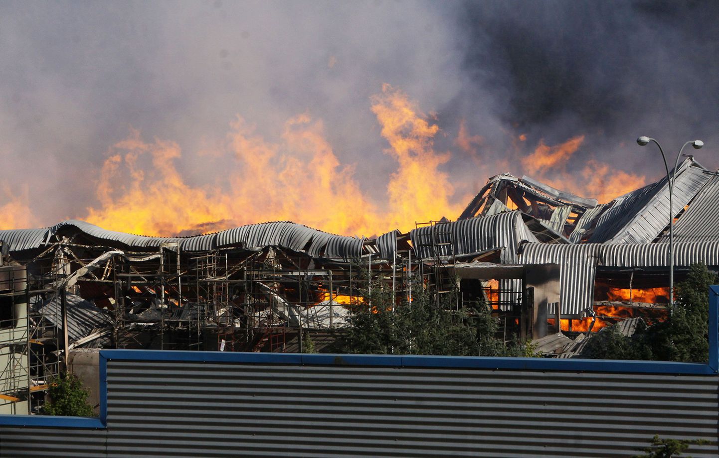 Огонь уничтожил завод в Чили.