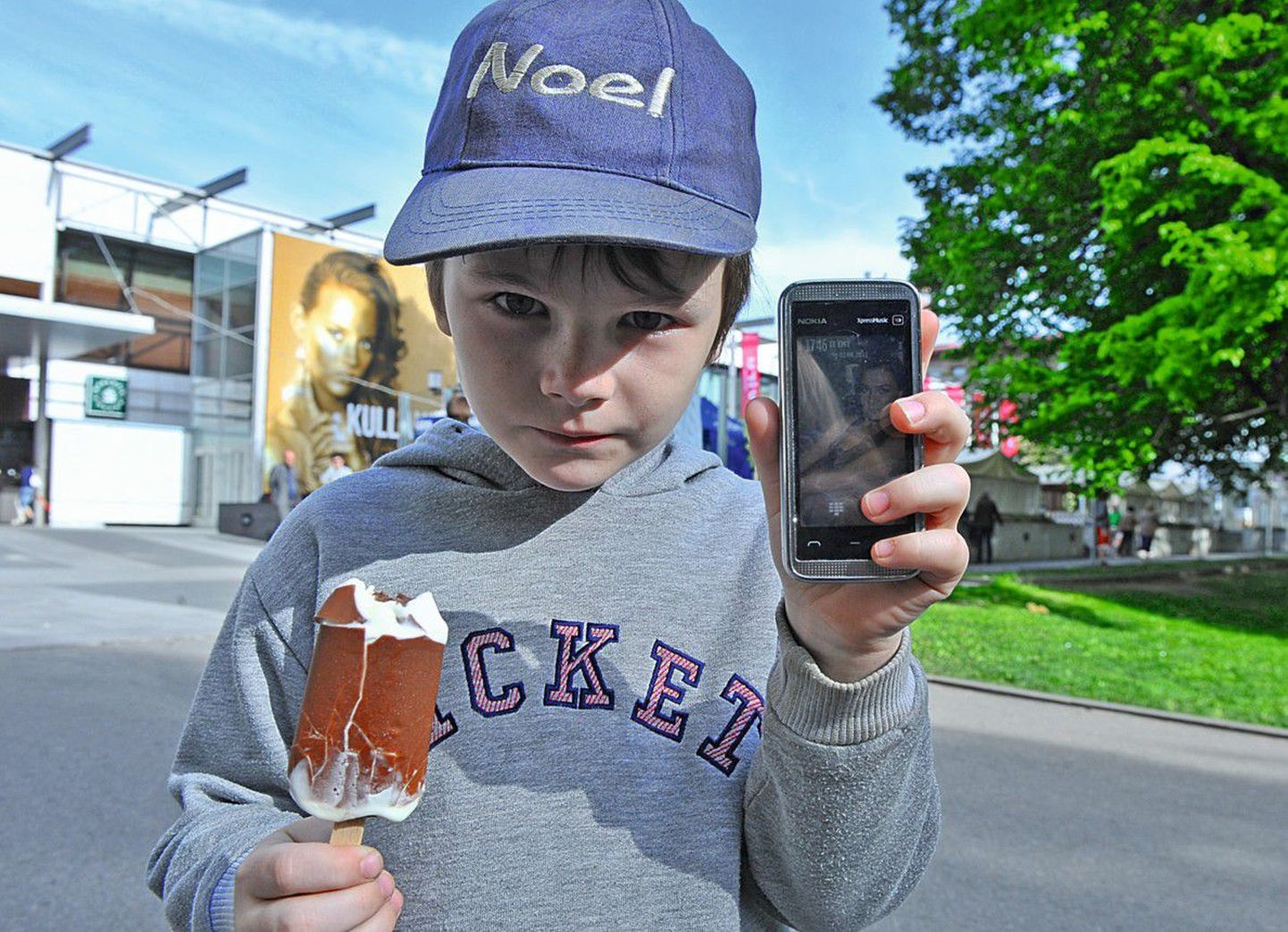 У маленького жителя Таллинна Ноэля есть свой собственный мобильный телефон. Его мама Юлия считает, что в Эстонии должны предоставлять больше информации об излучении мобильных телефонов.