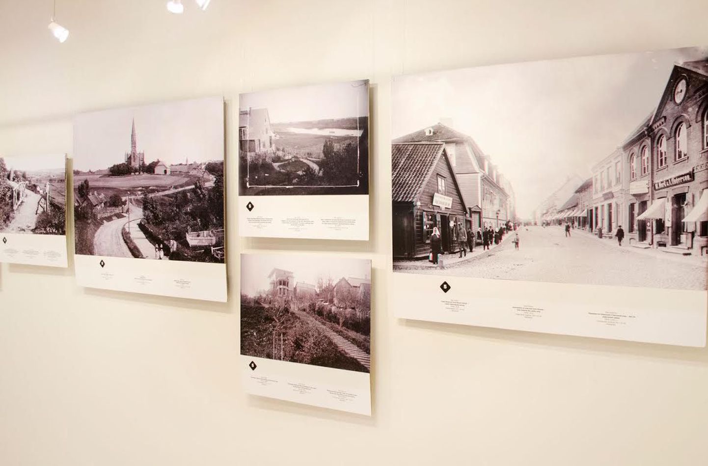 Näitusel on teiste suvituslinnade piltide kõrval jäädvustusi ka Viljandist.
