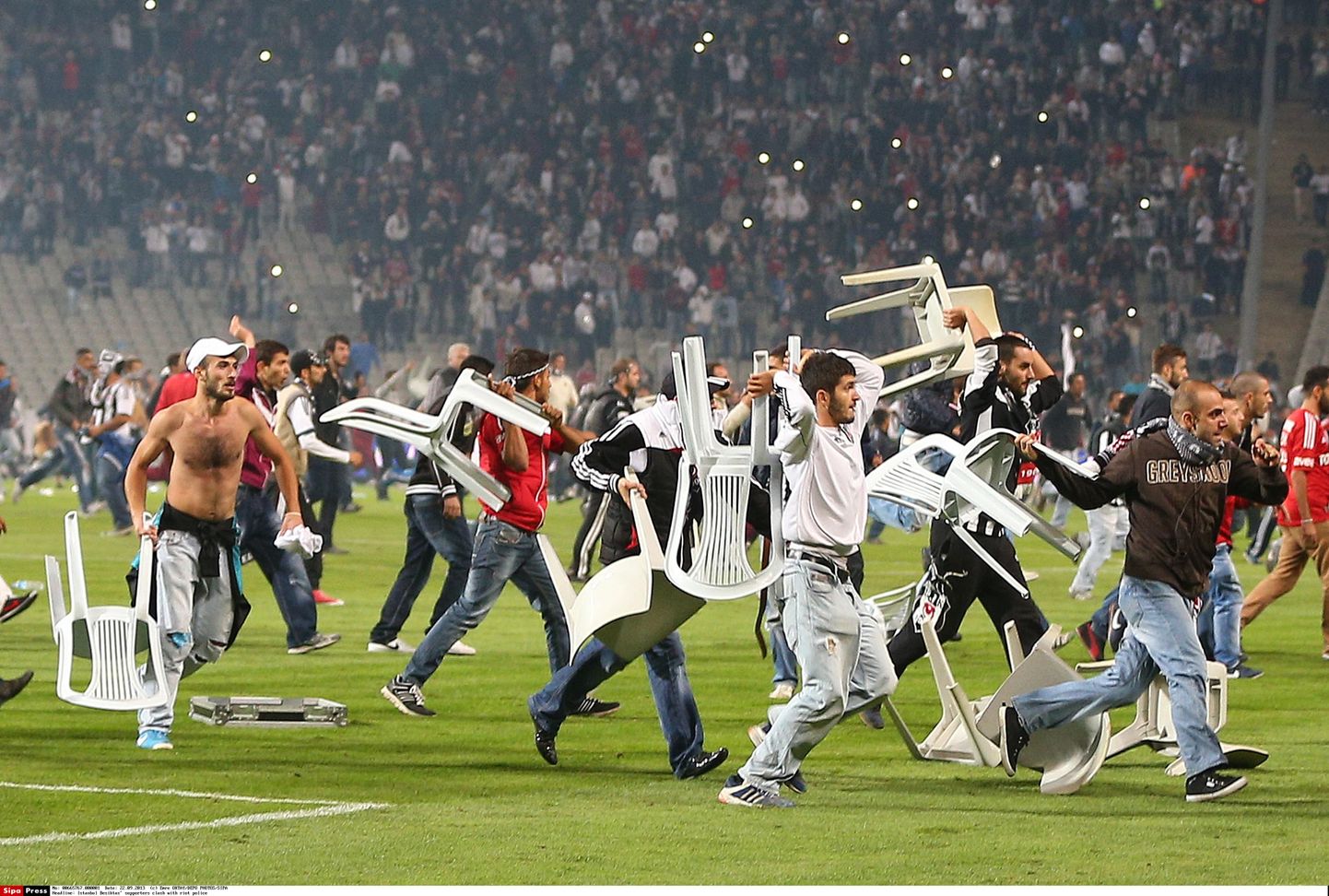 Беспорядки на стадионе во время матча "Бешикташ" - "Галатосарай".