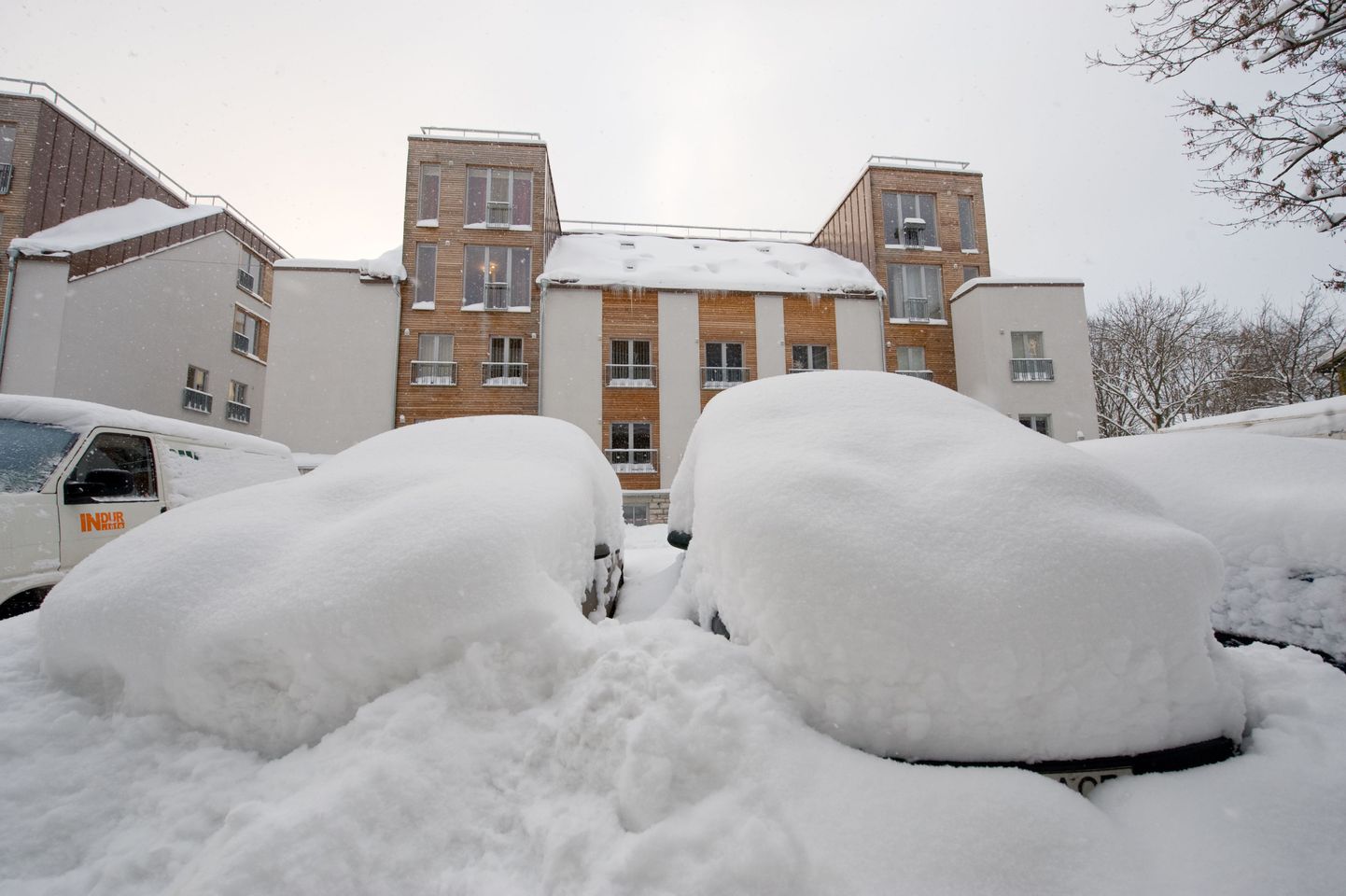Lume alla mattunud autod Tallinna kesklinnas.