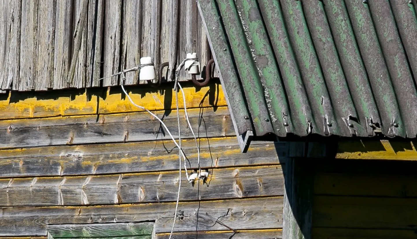 Soometsa küla , 14 september 2016. Majapidamine, kus on arvete maksmata jätmise tõttu ära võetud elekter ja vesi.