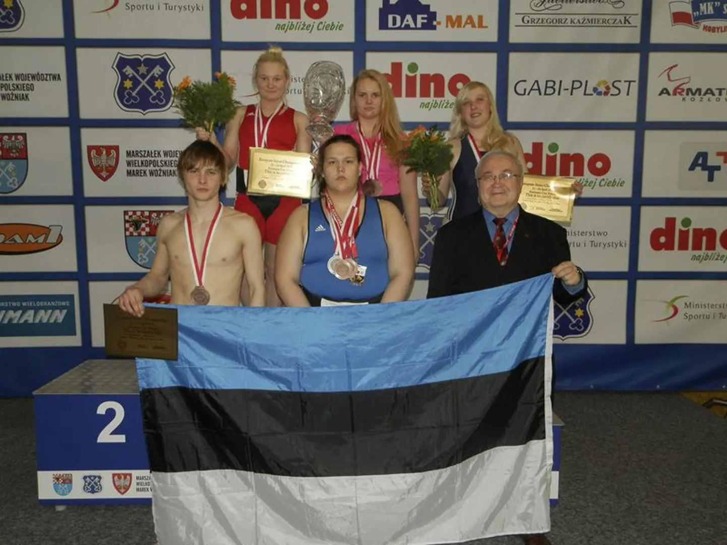 U23 medalivõitjad koos treener Riho Rannikmaaga (all paremal).