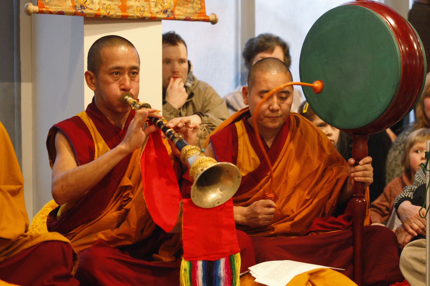 Tiibeti mungad eksiilist Lhodak Gaden Dhonnyilingi kloostrist Indias. Ravibuda liivamandala lõputseremoonia Eesti Rahva Muuseumis.