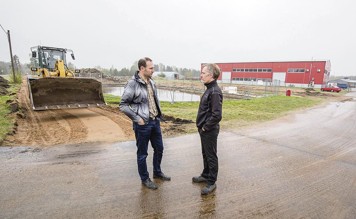 Pärnu Log Homesi tegevjuht Raiko Gustavson (paremal) kiidab vallavalitsust, volikogu ja vallavanem Karel Tölpi, kes suutsid projekti ellu viia.