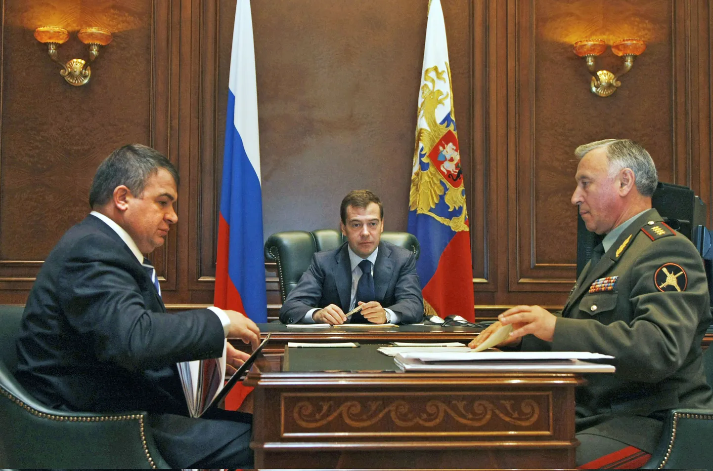Venemaa president Dmitri Medvedev eile vestlemas kaitseminister Anatoli Serdjukovi (vasakul) kindralstaabi juhi Nikolai Makaroviga (paremal).
