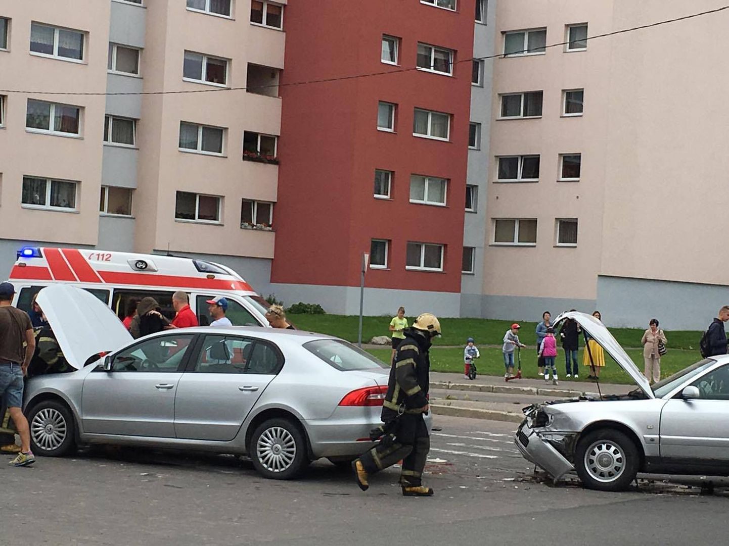Liiklusõnnetus Pärnus Mai ja Papiniidu tänava ristmikul.