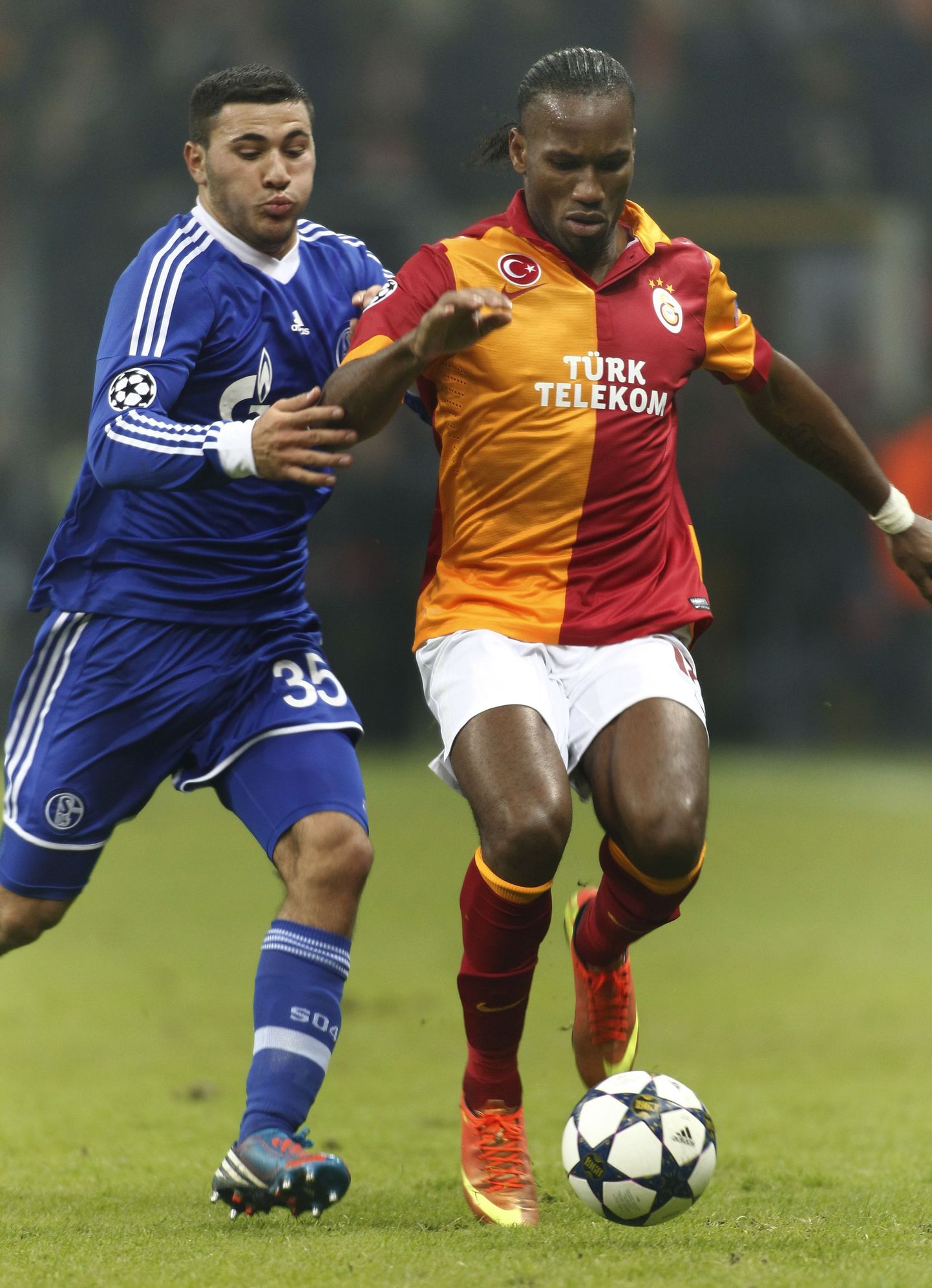 Didier Drogba (paremal)kohtumises Schalke vastu.