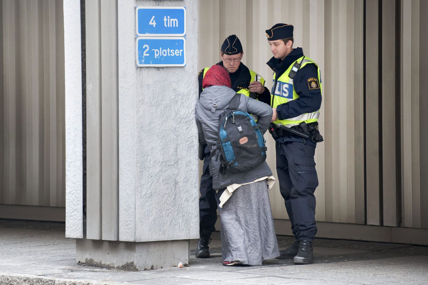 Politseipatrull küsitleb Göteborgis Nordstanis ühte naist.