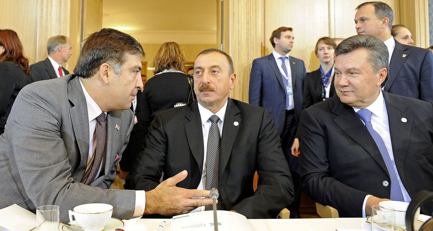 Gruusia president Mihheil Saakašvili (vasakult), Aserbaidžaani president Ilham Alijev ja Ukraina president Viktor Janukovitš Varssavi tippkohtumisel.