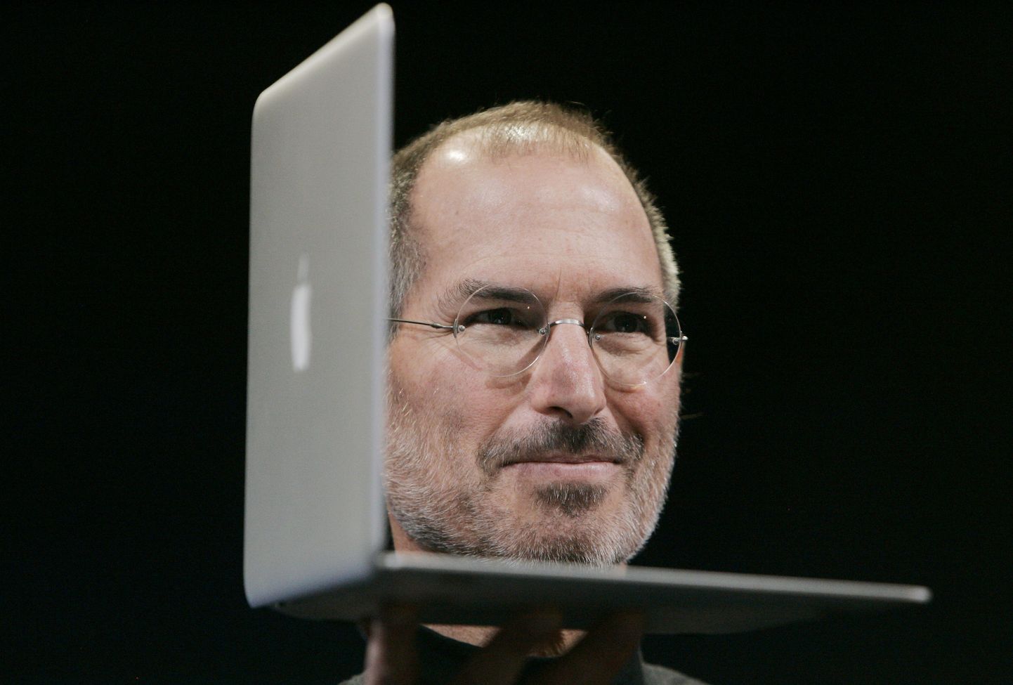 Taiwani meedia andmetel valmistab Apple uut puuteekraaniga sülearvutit. Pildil näitab Steve Jobs MacBook Airi.