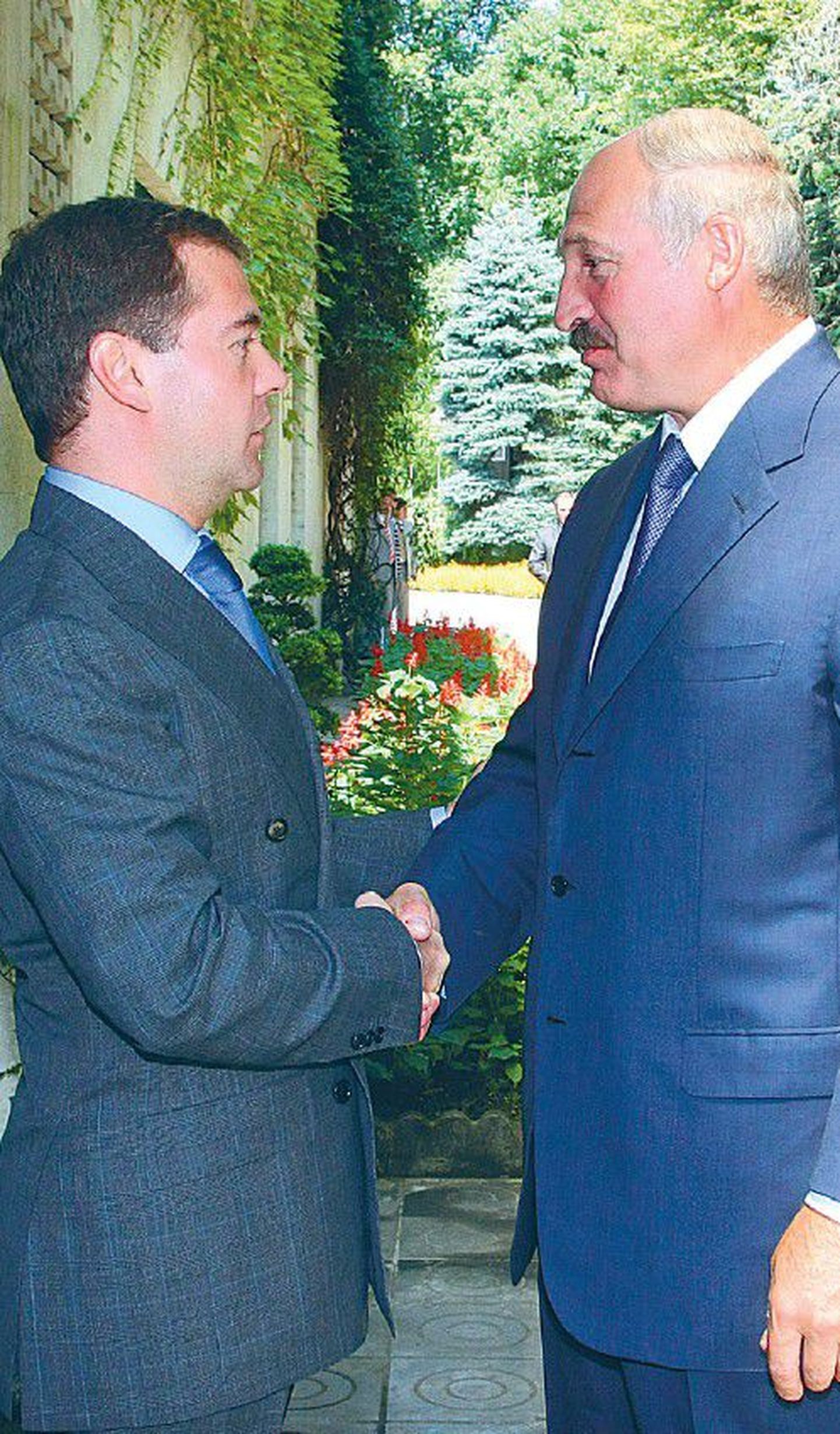 19. augustil Sotšis oma Vene ametivenna Dmitri Medvedeviga kohtunud Valgevene president Aleksandr Lukašenka (paremal) avaldas alles siis esmakordselt toetust Vene sõjaväe tegutsemisele Gruusias.