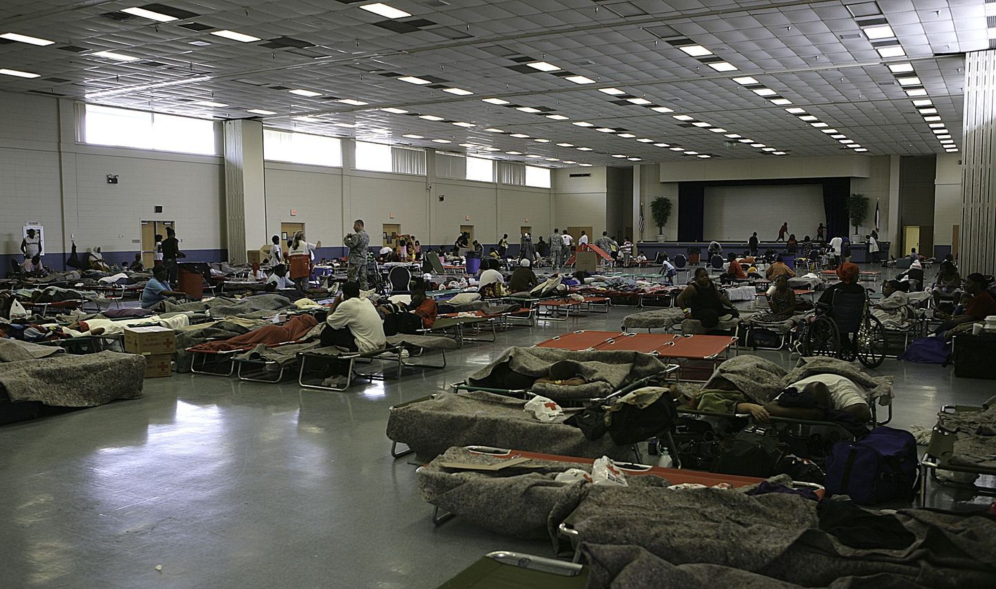 Orkaani eest põgenenud inimesed Texases ühes konverentsikeskuses.