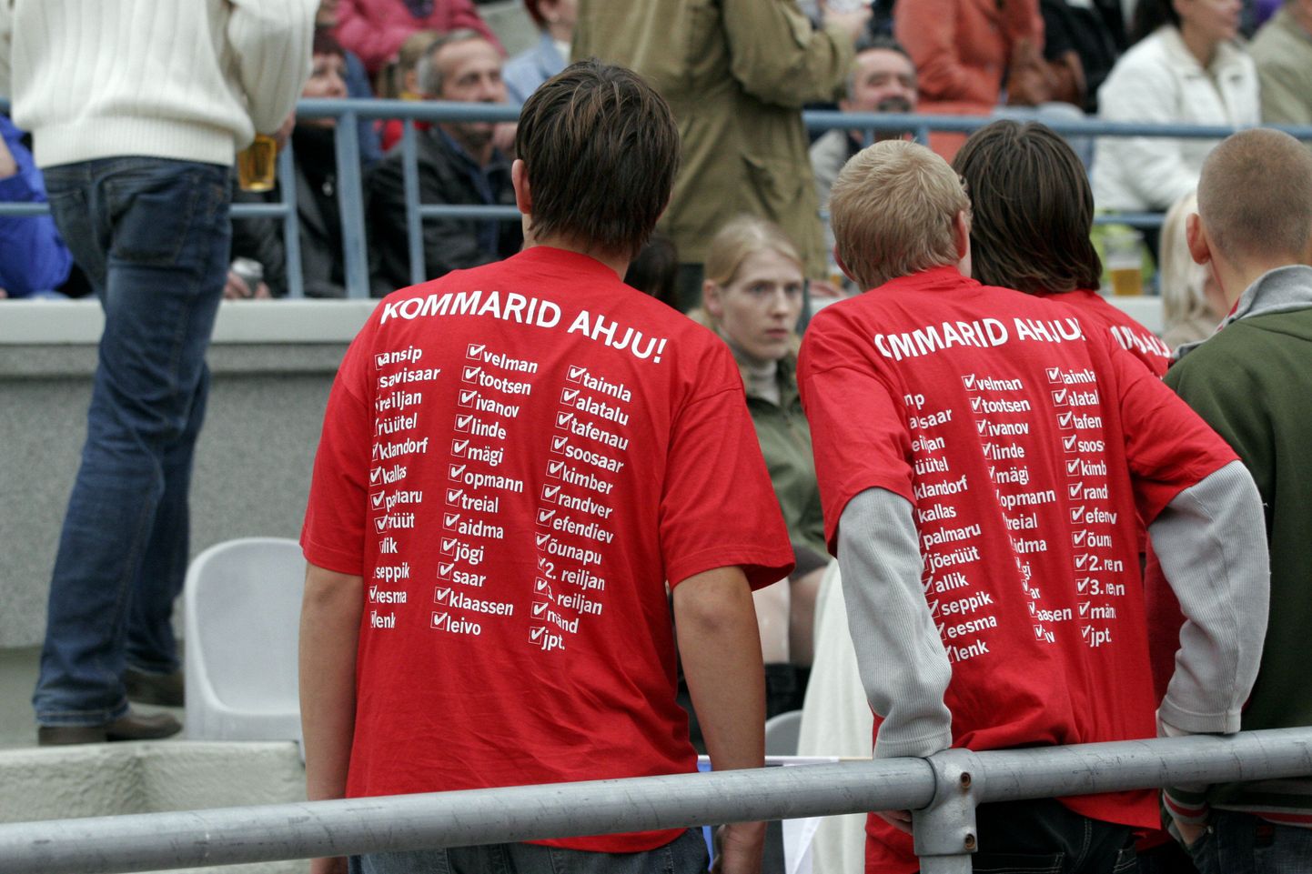 2005. aastal ETV ja Eesti Raadio jalgpallimatšil välja toodud T-särk «Kommarid ahju!», mida   kandes Indrek Tarand skandaali põhjustas.