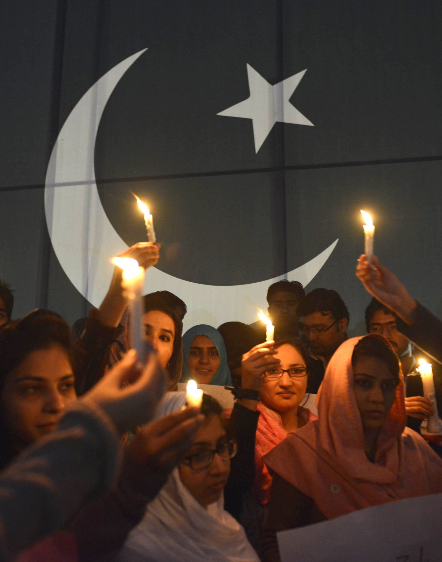 Pakistani elanikud Lahores korraldatud öisel mälestusüritusel, kus meenutati Peshawari veresaunas hukkunud lapsi ja õpetajaid.
