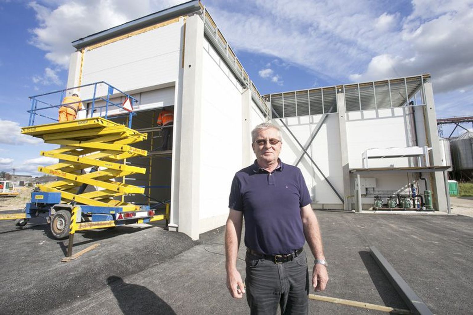 Tarmo Terav näitab külmhoonet, kus korjused laotakse esialgu hoone põrandale ja külmutatakse. Seejärel tõstetakse need üksteise peale.