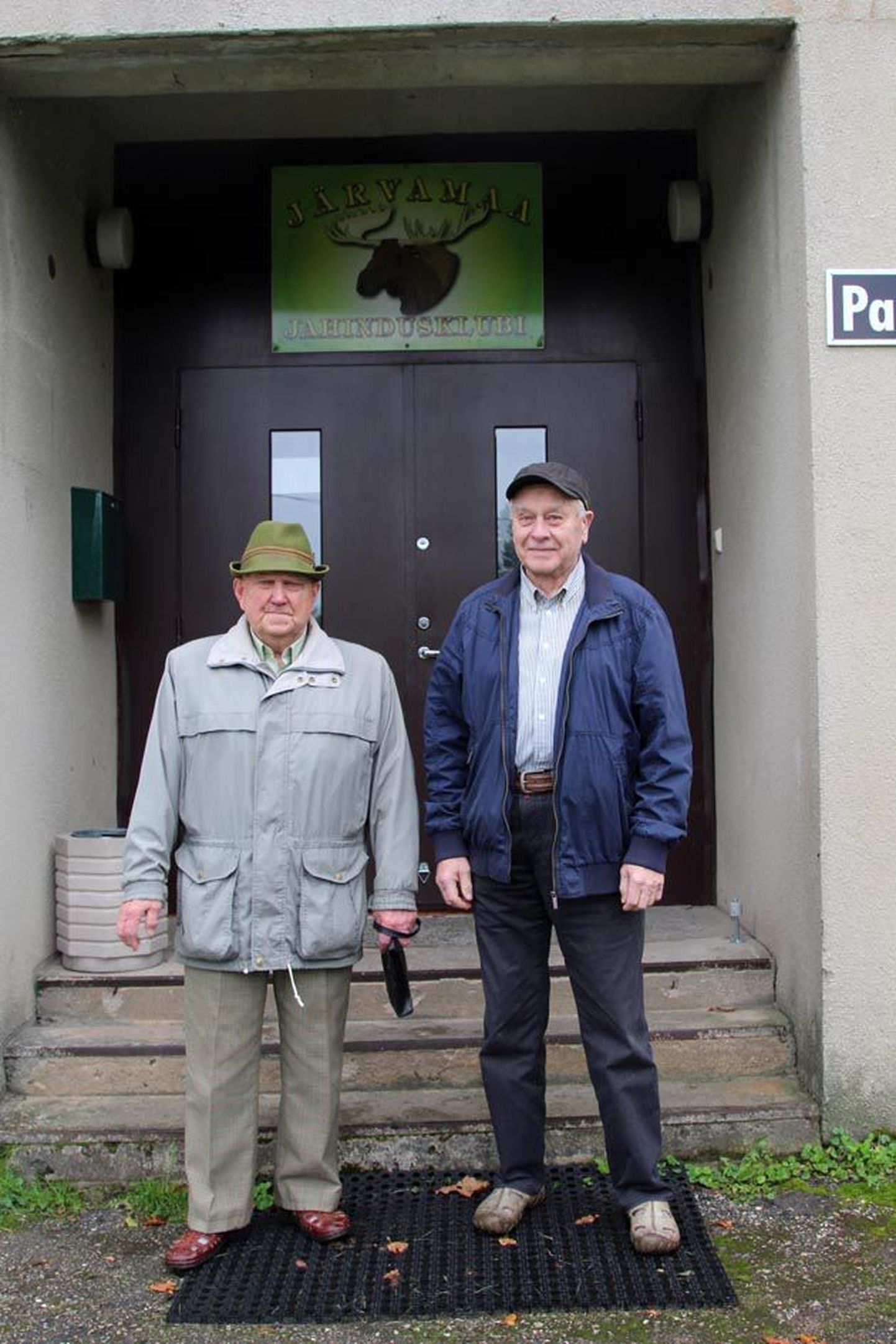 Väino Rei (vasakul) ja Karl Ratnik astuvad veel nüüdki hea meelega Järvamaa jahindusklubi uksest sisse, et vanu aegu meenutada. Klubi vapiloomaks oleva põdra kujutisega vapimärki hoiavad nad aga kodus aukohal.