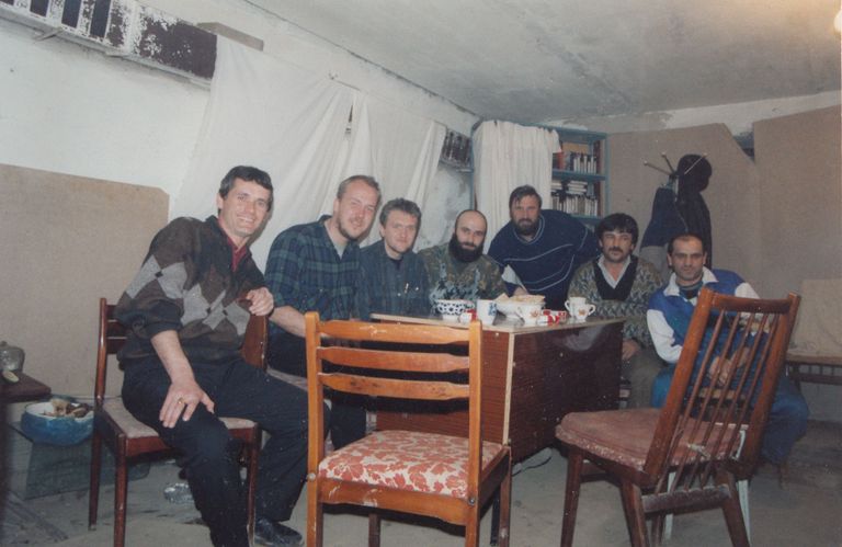 Tšetšeeni sõjapealik, 2006. aastal tapetud Šamil Bassajev võõrustamas Eesti mehi Šalis kohaliku telejaama keldris. Foto: