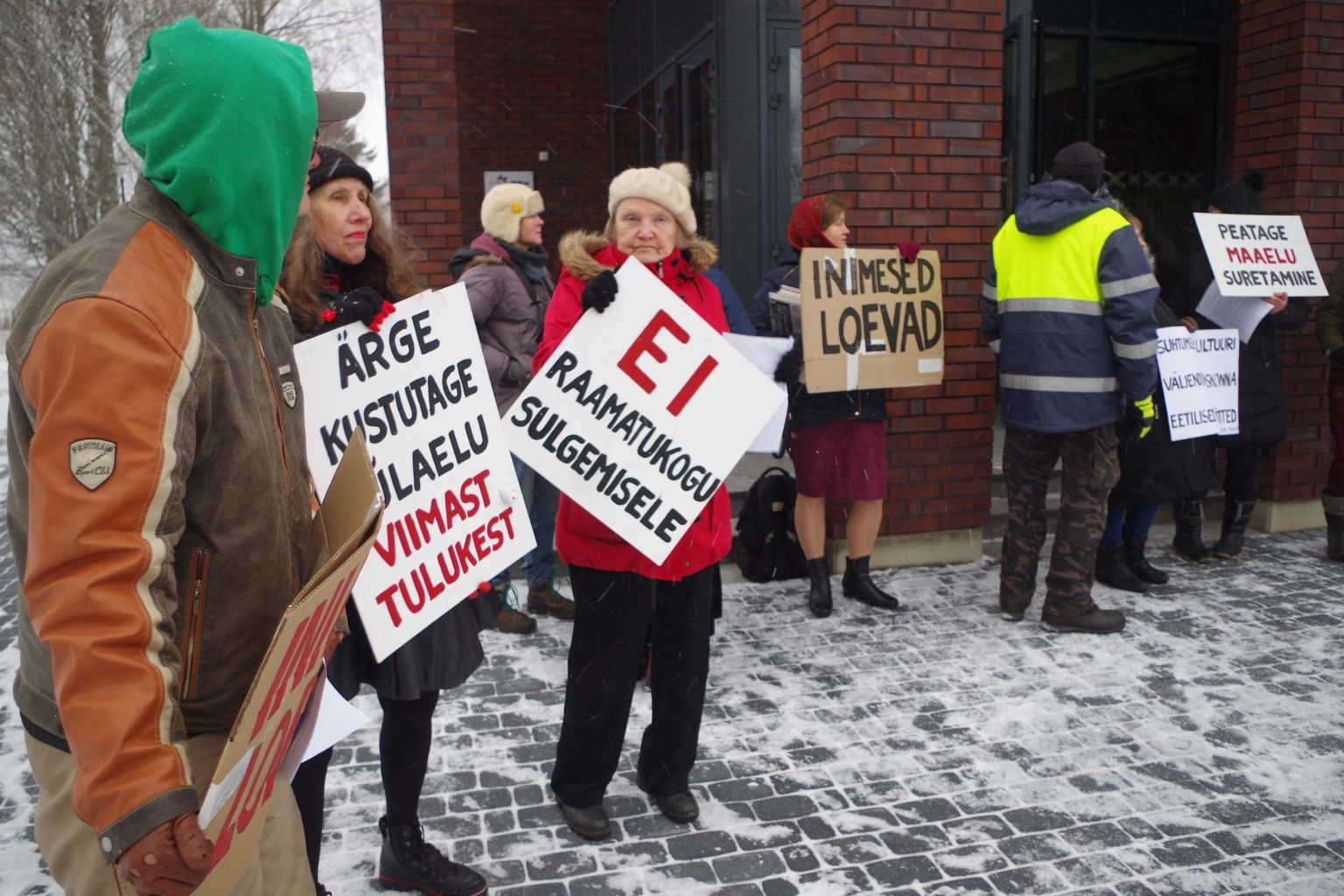 Inimesed protestisid Rõuges raamatukogude sulgemise vastu.