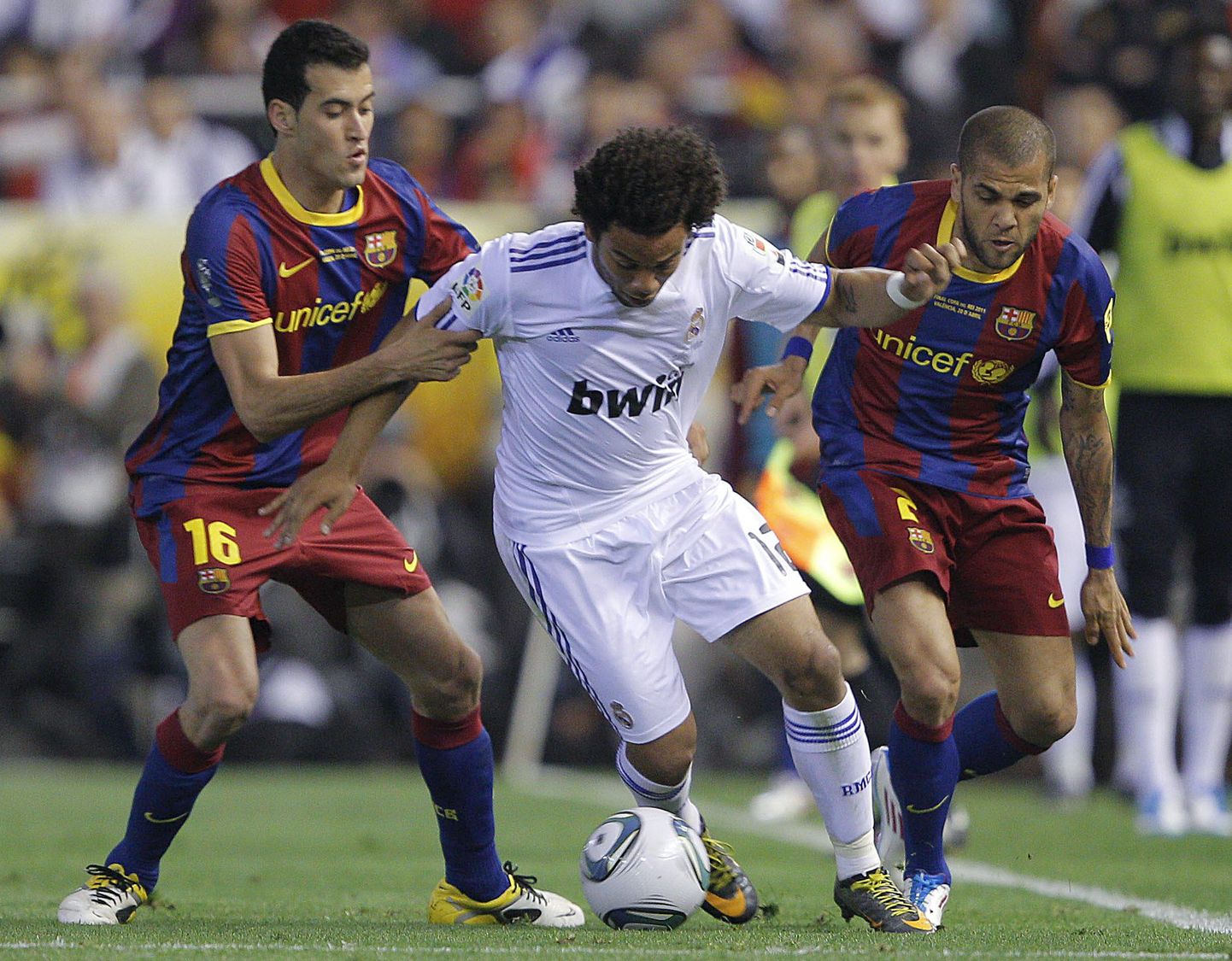 Sergio Busquets (vasakul) üritab takistada Madridi Reali kaitsjat Marcelo't.