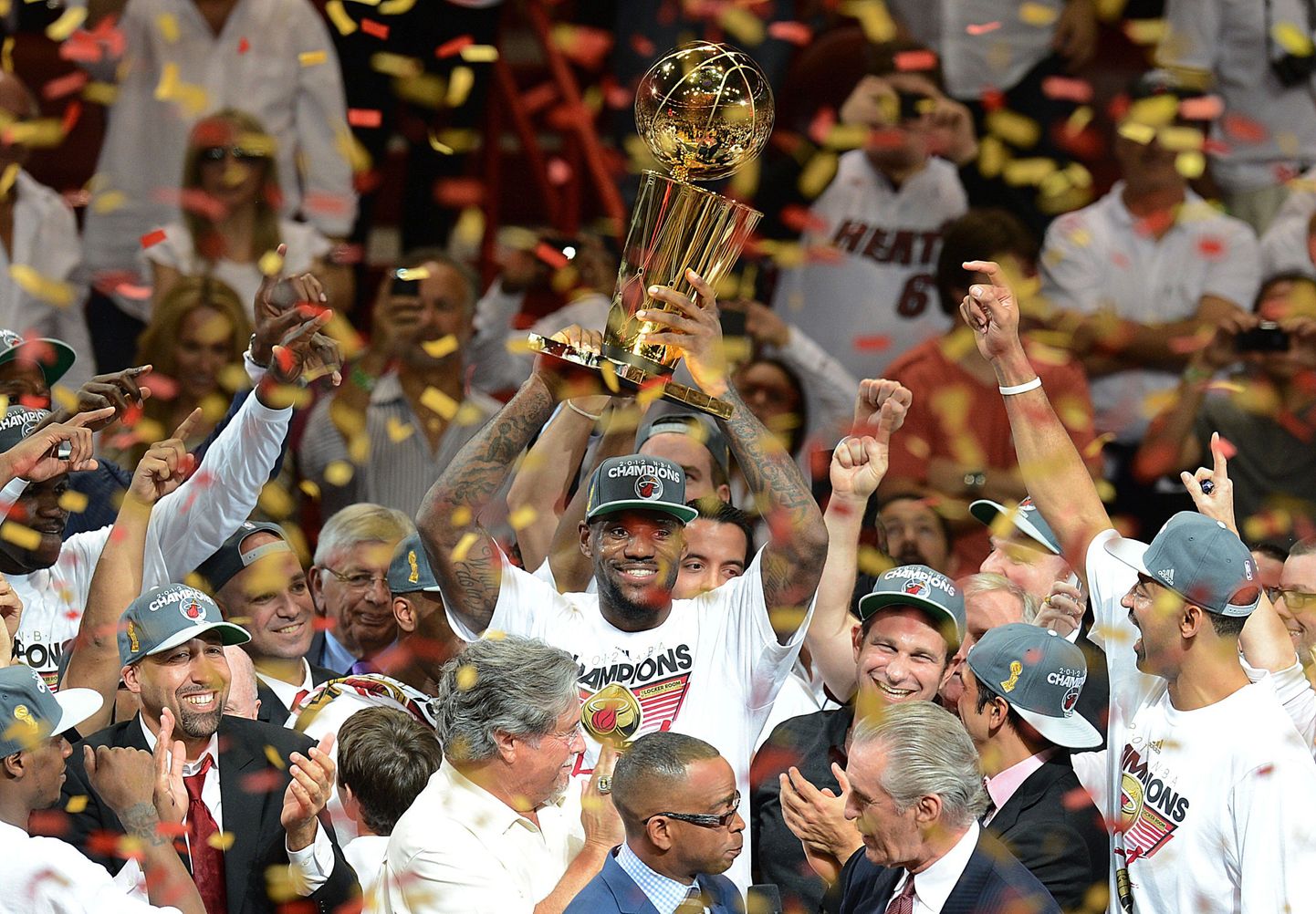 Miami Heat võitis tänavuse NBA meistritiitli, keskel karikaga finaalide parim mängija LeBron James.